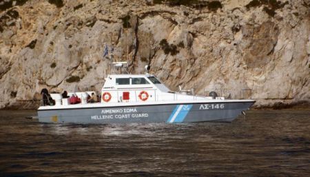 Κύθνος – Ελικόπτερο περισυνέλεξε τους 6 επιβαίνοντες καταμαράν – Το σκάφος παρουσίασε εισροή υδάτων