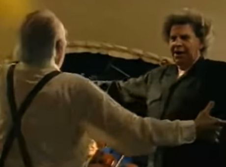 Με δυο νότες από το συρτάκι ακούς Ελλάδα