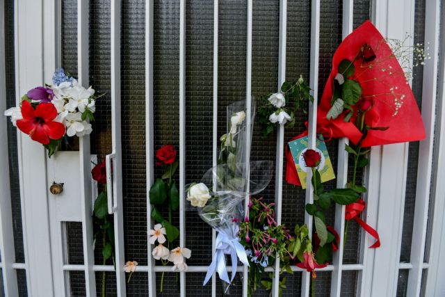 Μίκης Θεοδωράκης – Τον αποχαιρετούν με ένα λουλούδι στην πόρτα της οικίας του