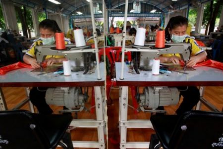 Ταϊλάνδη – Ανακυκλώνει πλαστικά μπουκάλια και τα μετατρέπει σε προστατευτικές στολές μιας χρήσης