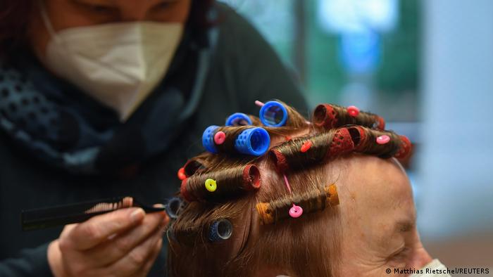 Στους χαμένους του κορωνοϊού οι κομμωτές