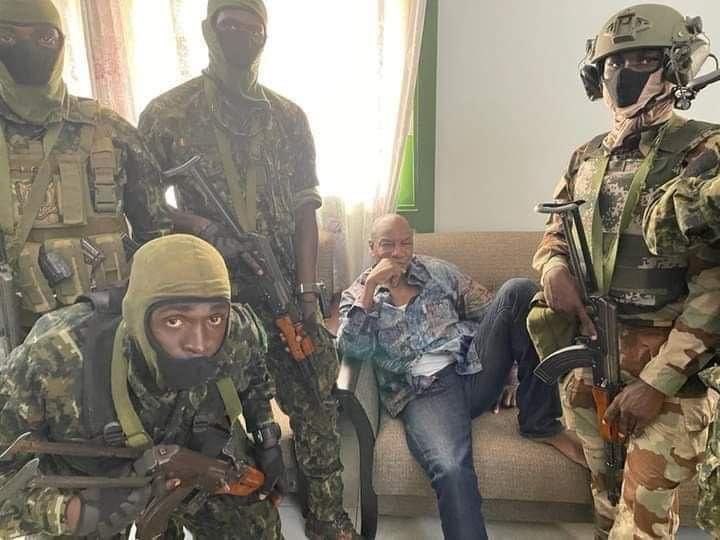 Γουινέα – Πραξικοπηματίες λένε πως συνέλαβαν τον πρόεδρο Κοντέ – Το υπουργείο Άμυνας λέει πως οι πραξικοπηματίες απωθήθηκαν | tovima.gr