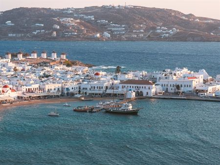 Διαμαντοφόρα ελικόπτερα, σαμπάνιες και… Mykonian προβατάκια