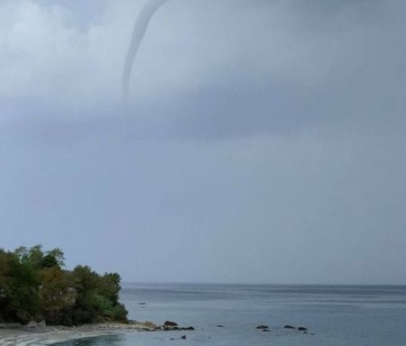 Λάρισα – Ανεμοστρόβιλος στην παραλία της Αγιάς