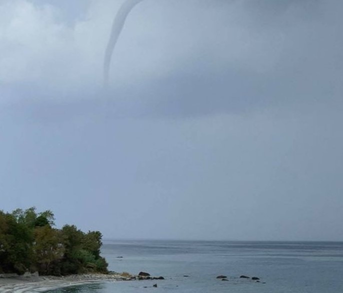 Λάρισα – Ανεμοστρόβιλος στην παραλία της Αγιάς