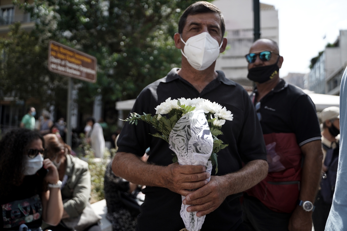 Μίκης Θεοδωράκης – Το λαϊκό προσκύνημα θα παραταθεί για μια ώρα σήμερα – Θα τελειώσει στις 20:00 το βράδυ