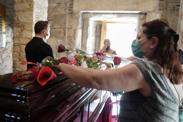 Μίκης Θεοδωράκης – Η Ελλάδα αποχαιρετά τον εμβληματικό δημιουργό – Συνεχίζεται για δεύτερη μέρα το λαϊκό προσκύνημα