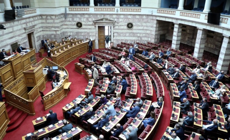 Υπερψηφίστηκε η τροπολογία με τα βαριά πρόστιμα για τα πλαστά πιστοποιητικά εμβολιασμού | tovima.gr