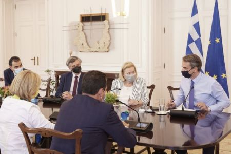 Mitsotakis kicks-off push for COVID-19 child vaccination