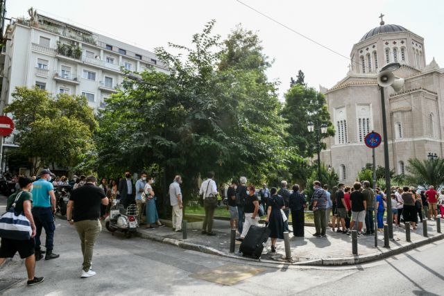 Μίκης Θεοδωράκης – Κοσμοσυρροή και συγκίνηση πριν το τελευταίο «αντίο» στον Μίκη – Στις 10:00 το λαϊκό προσκύνημα