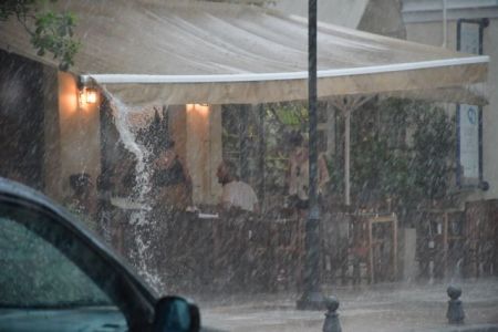 Καιρός – Δυνατές βροχές και καταιγίδες – Πού θα «χτυπήσουν» τα έντονα φαινόμενα