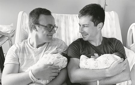 ΗΠΑ – Ανοιχτά γκέι, υπουργός και τώρα πατέρας