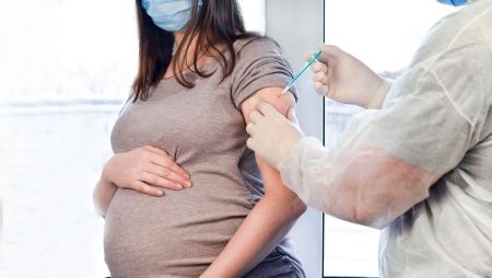 Μόσιαλος – Πόσο προστατεύει το εμβόλιο της Pfizer τις έγκυες
