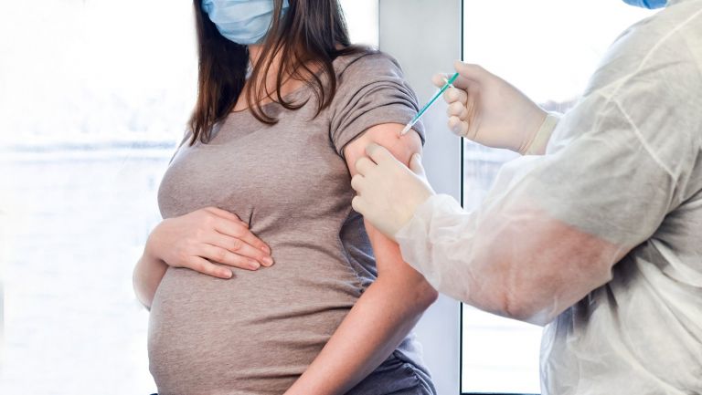 Μόσιαλος – Πόσο προστατεύει το εμβόλιο της Pfizer τις έγκυες | tovima.gr