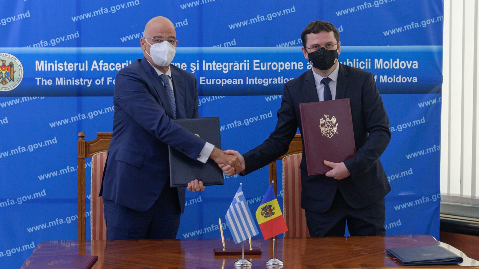 Στη Μολδαβία ο Δένδιας – Επίσκεψη στο ιστορικό κτίριο της Φιλικής Εταιρείας