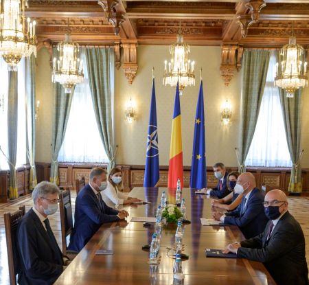Δένδιας – Ευχαρίστησε τους Ρουμάνους πυροσβέστες – Συνάντηση με τον πρόεδρο Κλάους Γιοχάνις