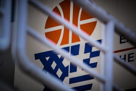 Παράγοντας της ΕΟΚ διώκεται για κακούργημα και πλημμέλημα