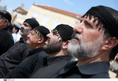 «Τον αντρειωμένο μην τον κλαις…» – Η Κρήτη αποχαιρέτησε με το σπουδαίο ριζίτικο τον Μίκη Θεοδωράκη