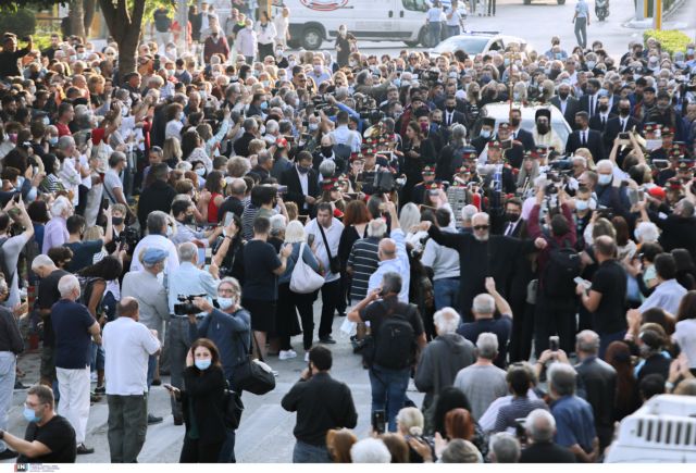 Μίκης Θεοδωράκης – Στιγμές συγκίνησης στην Κρήτη – 96 βρακοφόροι και πλήθος κόσμου για το «τελευταίο αντίο» | tovima.gr