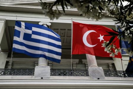 Θράκη: Μουσουλμάνα ύψωσε την ελληνική σημαία και δέχτηκε επίθεση: «Το τουρκικό προξενείο έχει δώσει εντολή να με καθαρίσουν»