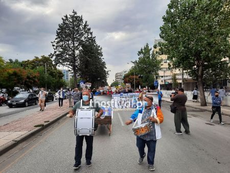 Θεσσαλονίκη – Κρεβάτια και τύμπανα στη συγκέντρωση της ΠΟΕΔΗΝ – Οι υγειονομικοί ξανά στους δρόμους