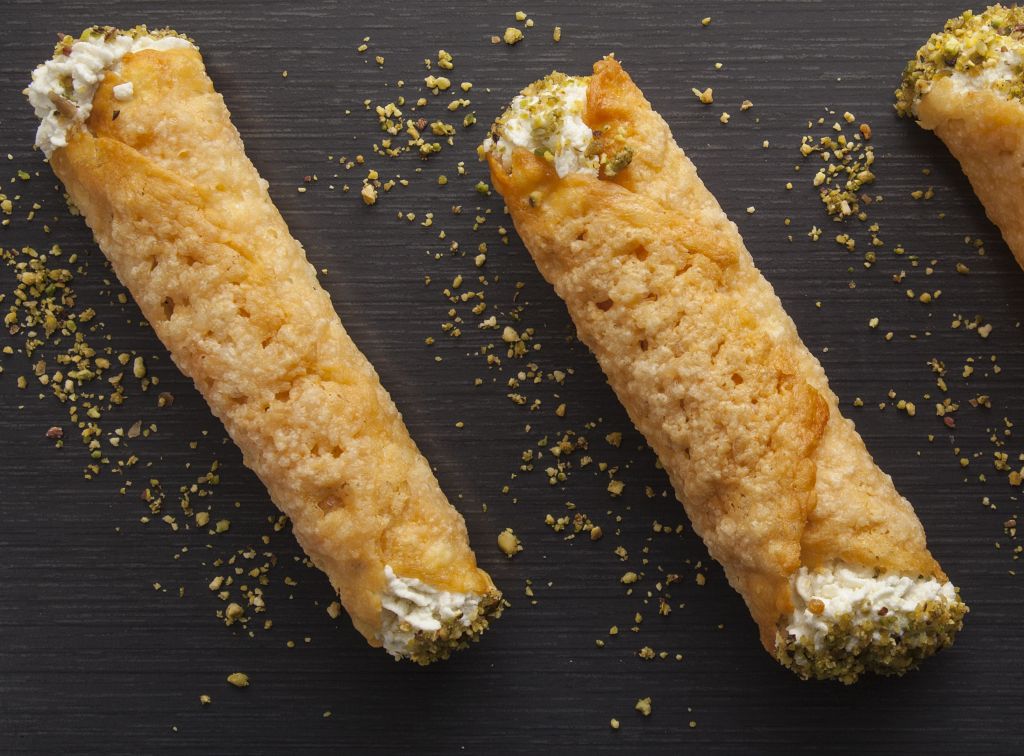 Ρολά παρμεζάνας με μους από ανθότυρο και φιστίκια Αιγίνης