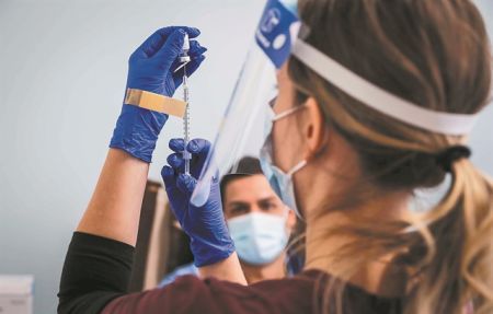 Κορωνοϊός – Επιχείρηση «πειθώ» για τον εμβολιασμό των νέων