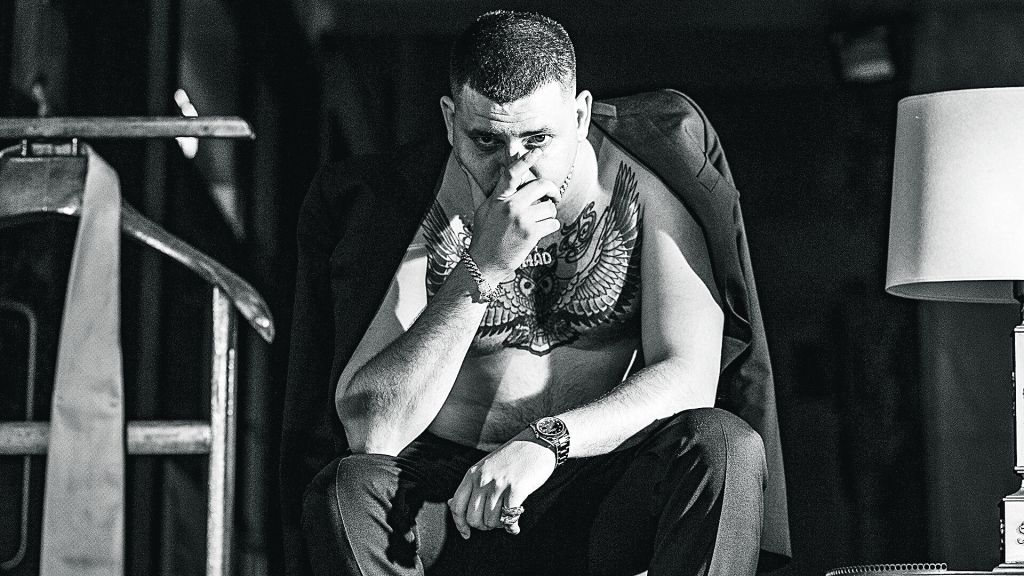 Ο αδόκητος χαμός του Mad Clip και η άγνωστη γοητεία της τραπ μουσικής – Πώς διεγείρει τη νεολαία