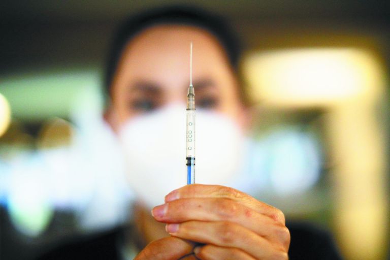 Κορωνοϊός – Ο εμβολιασμός κάνει καλό στην ψυχική υγεία – Τι δείχνει νέα έρευνα | tovima.gr