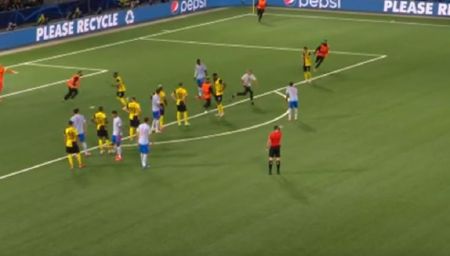 Γιουνγκ Μπόις – Μάντσεστερ Γιουνάιτεντ: Εισβολή οπαδού στον αγωνιστικό χώρο