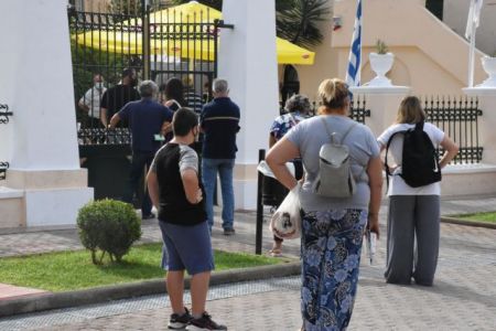 Κορωνοϊός – Ουρές και πολύωρη αναμονή έξω από τα διαγνωστικά κέντρα για rapid test