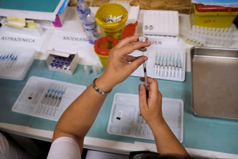 Εμβόλιο – Ποιο το όφελος και ποιες οι παρενέργειες της τρίτης δόσης | tovima.gr