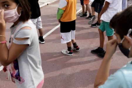 Κορωνοϊός – Αγώνας δρόμου για να ανατραπεί η διασπορά – Oι 2 άξονες για την ασφάλεια στα σχολεία