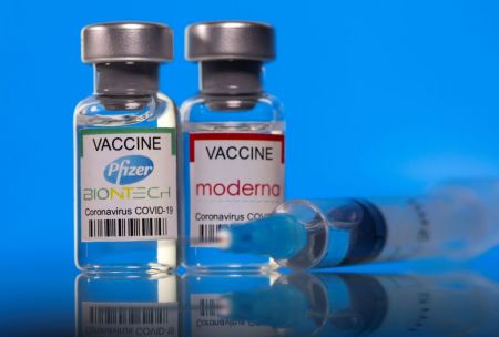 Pfizer και Moderna – Εξασθενεί η προστασία του εμβολίου με τον χρόνο – Να εγκριθεί η 3η δόση