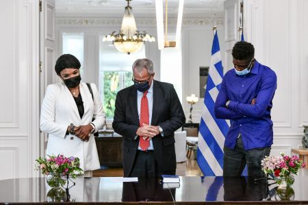 Γιάννης Αντετοκούνμπο – Έλληνες πολιτογραφήθηκαν η μητέρα κι ο αδερφός του