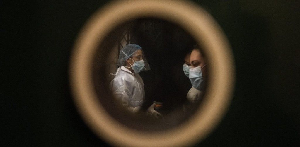 Μεταλλάξεις και ανεμβολίαστοι «δείχνουν» κρίσιμο χειμώνα – Πότε θα υπάρξει αποκλιμάκωση – Τι λένε οι ειδικοί