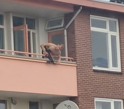 Ολλανδία – Δύο νεκροί από επίθεση – Άντρας έριχνε από το μπαλκόνι με βαλλίστρα | tovima.gr