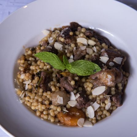 Αρνάκι με ξερά βερίκοκα και κουσκούς