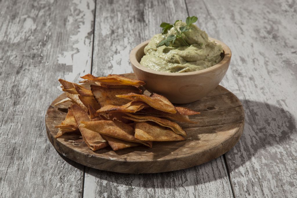 Χούμους με αβοκάντο και αραβικές πίτες