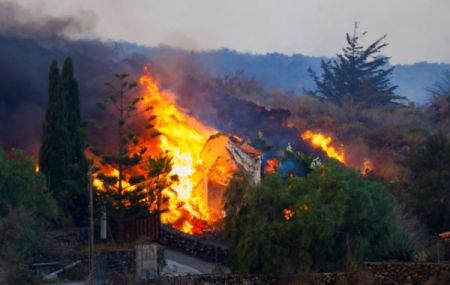 Ισπανία – Λα Πάλμα – Η λάβα καταπίνει σπίτια – Χιλιάδες απομακρύνθηκαν
