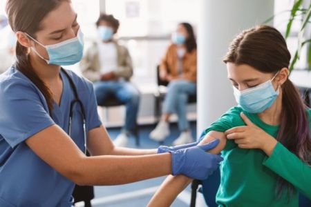 Εμβολιασμοί – Κατατέθηκε η τροπολογία για τα 50gb στους νέους που θα κάνουν το εμβόλιο