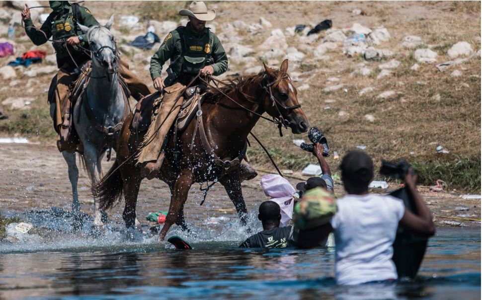 ΗΠΑ – Εικόνες – σοκ – Έφιπποι συνοριοφύλακες κυνηγούν μετανάστες στον Ρίο Γκράντε