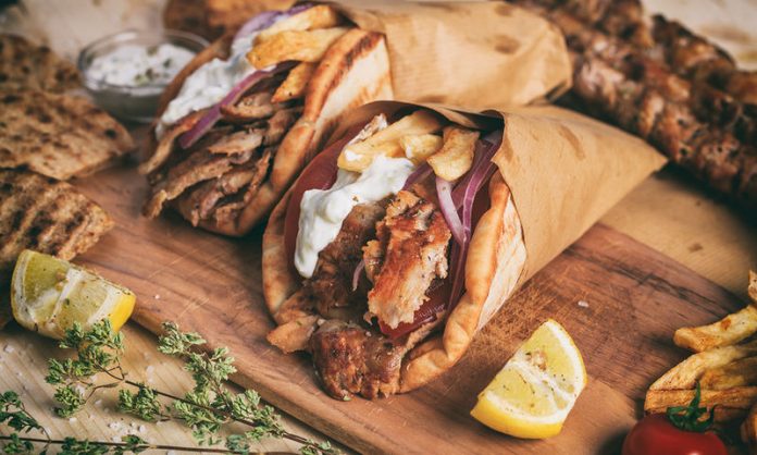 Σουβλάκι – Αυξάνεται η τιμή στο αγαπημένο φαγητό των Ελλήνων – Πόσο θα κοστίζει | tovima.gr