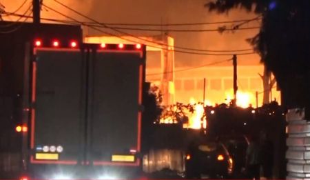 Ασπρόπυργος – Μεγάλη φωτιά σε εργοστάσιο ξυλείας – Αποπνικτική η ατμόσφαιρα