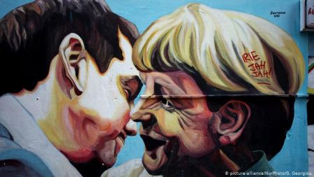 Ο Αλέξης Τσίπρας αποχαιρετά την Άγκελα Μέρκελ