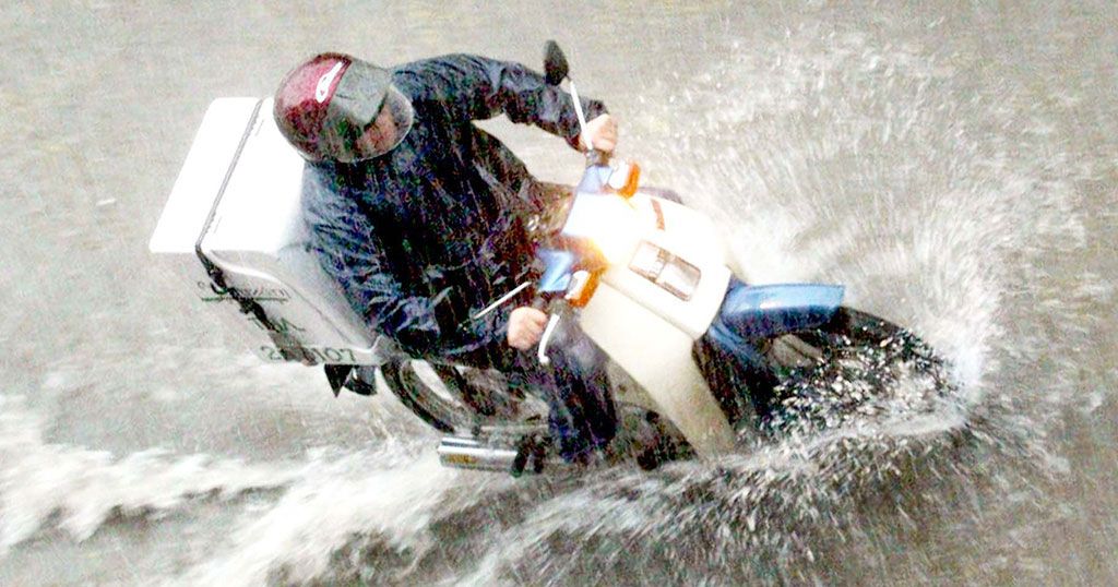 Η efood, η υποκρισία μας και οι φτωχοδιάβολοι «ντελιβεράδες»