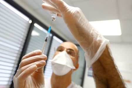 Κύπρος – Ξεκινούν να εμβολιάζουν και ηλικιωμένους με την τρίτη δόση – Ποιο το ηλικιακό όριο