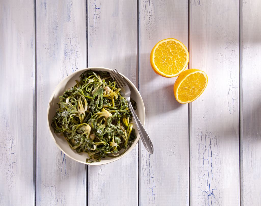 Σταμναγκάθι με ελαφρύ ντρέσινγκ πορτοκαλιού