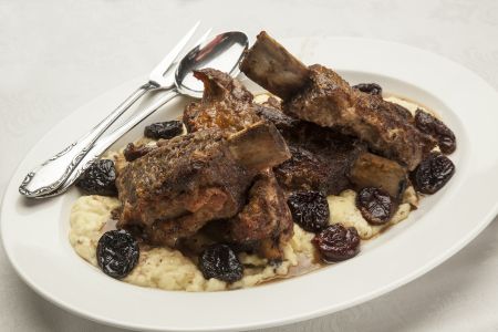 Στηθοπλευρά μόσχου με δαμάσκηνα και πουρέ πατάτας