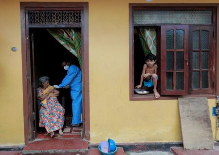 Εμβόλιο – Εκατοντάδες εκατομμύρια δόσεις κινδυνεύουν να καταλήξουν στα σκουπίδια